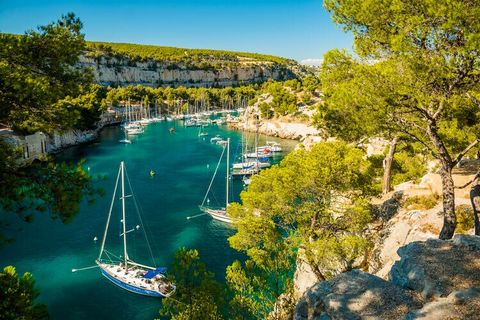 A residence completed in 2023 in the heart of Provence, just 6 km from the port town of Cassis! The fully equipped and air-conditioned apartments have terraces or balconies so you can enjoy the local sun and eat outside. Discover the area and taste t...