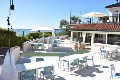 Holidays in the caravan park directly on Lake Garda, nestled between centuries-old olive trees. The mobile homes are modernly furnished and all have a covered terrace with garden. Your holiday resort offers amenities for the whole family: shared outd...