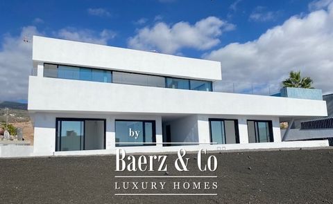 Deze prestigieuze minimalistische villa bevindt zich midden op het golfterrein van het Ritz Carlton Resort Abama, in Guía de Isora, Tenerife, een exclusief 5-sterrenresort op een unieke locatie met luxe vastgoed. Deze villa heeft 3 slaapkamers met en...