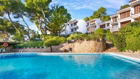 Apartment located in Llafranc, about 500 m from the beach and from the center. Inside a complex with a shared pool and garden, in a quiet area. In the northeast of the Iberian Peninsula, a most perfect mix of colors is what you find on the Costa Brav...