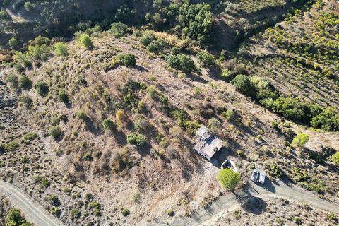 Magnificent rustic plot in Monda of 13.465 m2 in Paraje Gaimón just a few minutes drive from the village. The property has a house to renovate of 98m2 on two floors and a reservoir with a water surface of 32 m2.. Inside the property there is a spring...