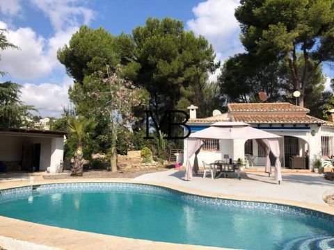 Beautiful villa in Moraira, 2 minutes from Portet beach. It has 2 bedrooms and 1 bathroom, but with 900 m2 of land, you can enlarge it if you wish. Large porch, parking space and private pool. Situated in a cul-de-sac with very little traffic. A sing...