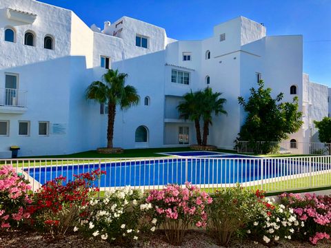 This beautiful, recently renovated penthouse apartment in Cala Vadella offers a living space of 125m2. It has 3 double bedrooms, 2 en suite bathrooms and a separate guest toilet. Two of the rooms have a double bed and a private bathroom, while the th...