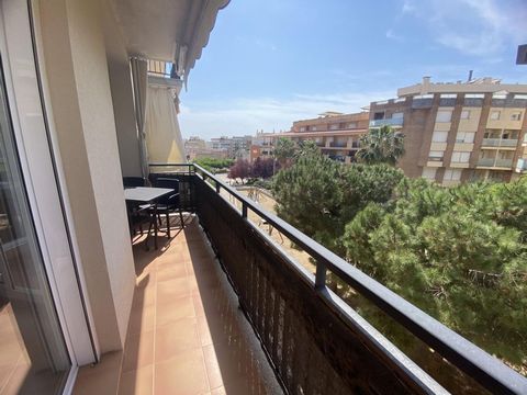 Bright apartment for sale in Sant Carles de la Rapita, Costa Dorada. It has a usable area of 77 m2 that are distributed in 3 bedrooms, of which two are doubles and one single, 2 bathrooms, one with shower and the other with bathtub, a spacious and br...