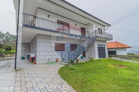 Detached house T3 + 3 in the parish of Sande e São Lourenço.   Inserted in a plot with 560m2 and with a total construction area of 280m2, from 1994, the villa benefits from a great sun exposure.   At the level of the first floor has a large living / ...