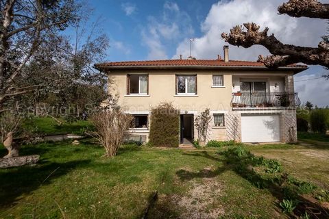 Large detached house of 190 m2 with a large garden, five bedrooms at the gates of Perigueux. This house offers two apartments, one on the ground floor with two bedrooms, kitchen open to the dining room, wc, shower room, laundry room, an indoor garage...