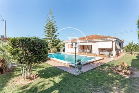 234 sqm house with Terrace and views in Bétera, Betera.The property has 4 bedrooms, 2 bathrooms, swimming pool, fireplace, 2 parking spaces, air conditioning, fitted wardrobes, laundry room, balcony, garden, heating and storage room. Ref. VV2106039 F...