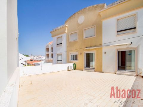 Charming 1-bedroom apartment with a large terrace located in a privileged location, just 400 metres from the stunning Quarteira beach. This cosy 1-bedroom apartment was built in 1998 and is in good condition. Situated on the 1st floor of a building i...