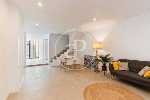 HOUSE FOR SALE IN PUÇOL Aproperties presents this splendid, elegant and modern town house, brand new, with renovation completed this 2023 in the heart of the old town of Puçol near the British school Caxton College. The property is distributed over t...