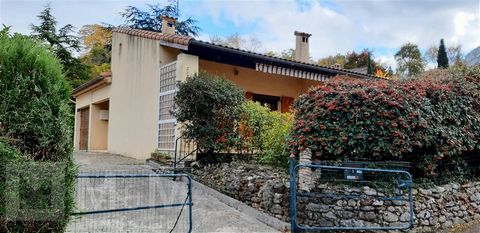M M IMMOBILIER has the privilege of EXCLUSIVELY presenting you : A 3 bedroom single-storey house of 95m² habitable space with garage and garden, located at Belvianes Cavirac, a village 5 minutes drive from Quillan and its amenities. INTERIOR : - brig...