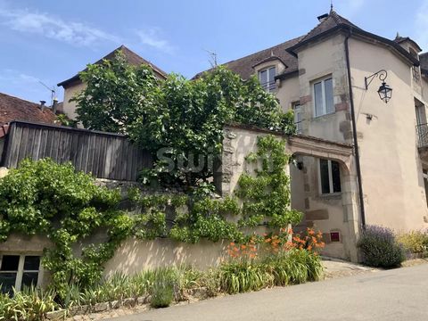 REF 18378 SoP - 10 mins DOLE - Old house located in a charming village. Lovers of authenticity and stone, this building will seduce you with its volumes and its character. This atypical residence of 208 m² of living space spread over three levels off...