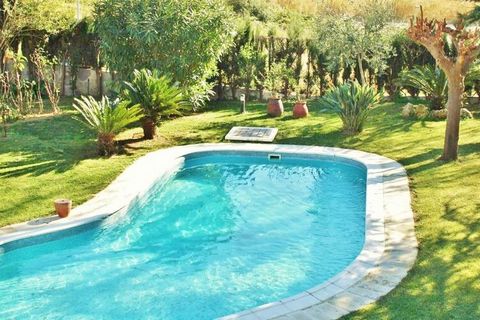 Cette villa de vacances avec piscine est située à Sant Pol de Mar, à seulement 250 m de la plage. Grâce aux 6 chambres, la maison est idéale pour des vacances en famille ou entre amis sur la côte espagnole. La maison de vacances n'est qu'à quelques m...