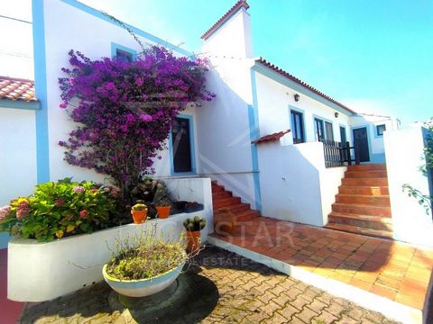 Traditional style villa Portuguese. Totally remodeled, with 160m2 of area, and inserted in a walled land with 1.716m2 all urbanized, since this is classified as urban. It includes a main house with 3 bedrooms plus large attic, 2 rooms, a living room ...