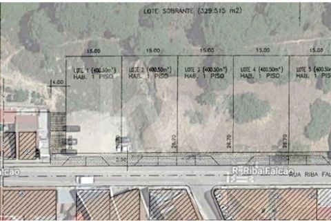 Localizado em uma área tranquila e pitoresca na encantadora vila de Coruche, este lote para construção de moradia oferece uma oportunidade única para criar a casa dos seus sonhos.O lote, com uma área total de 400 m2, permite 200 m2 de área de implant...