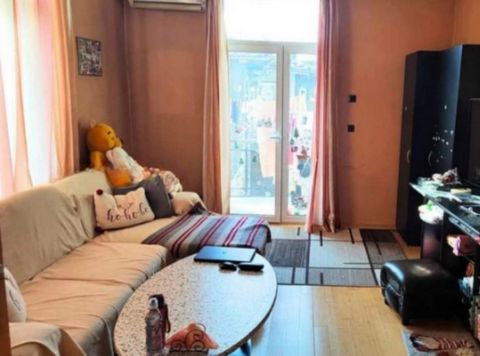 Spacious apartment with wonderful exposure and location, representing a floor of a house! Ideal for investment! With a renovated roof! It consists of: three bedrooms, a living room with a vestibule, a kitchen, two bathrooms and two toilets! In a well...