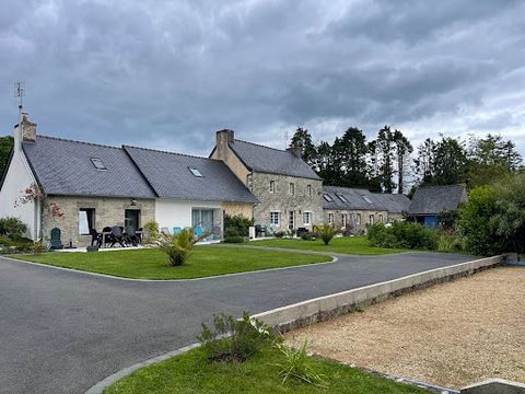 A l'abri des regards en bout d'un petit chemin, cette propriété entièrement rénovée au cours des dernières années saura vous séduire par son espace intérieur ainsi que par son parc avec piscine et dépendances. L'ensemble dispose d'un gîte pouvant per...