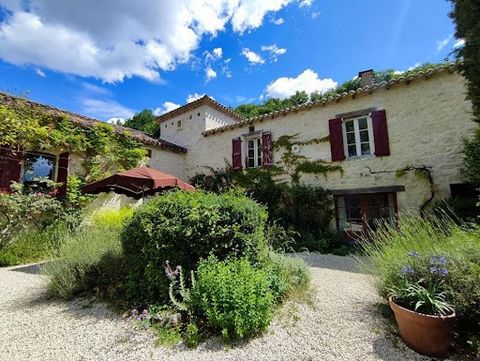 Venez découvrir cet ensemble Quercynois entièrement rénové dans le respect du travail des anciens avec des matériaux de qualité ! Des travaux de rénovation énergétique sont à prévoir. Composée de 9 pièces élevées sur cave, cette demeure au calme dans...