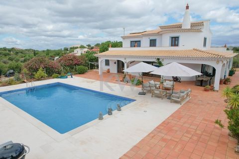 Impresionante villa de 5 dormitorios en una zona tranquila, rodeada de un jardín y magníficas vistas sobre las colinas y los campos de naranjos de Silves. Planta baja - planta baja: Extremadamente espaciosa: cocina abierta con una gran isla de granit...