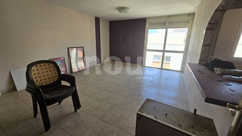 Numer katalogu: 04150. Przestronny apartament w najlepszej dzielnicy mieszkalnej Cabo Blanco, naprzeciwko parku miejskiego Luis Diego Cuscoy. Park ten oferuje tereny rekreacyjne dla wszystkich grup wiekowych, od najmłodszych do najstarszych, z boiski...