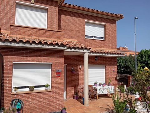 Maison jumelée à vendre dans le village dHostalric, avec jardin, et cour arrière, idéale pour les barbecues et les réunions de famille. La maison est répartie sur trois étages conçus pour offrir confort et fonctionnalité. Au rez-de-chaussée, il y a u...