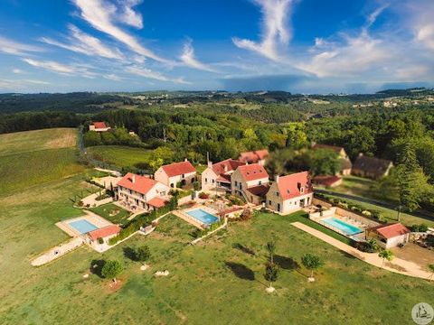 A 15 minutes de Sarlat superbe propriété restaurée avec soin, composée de 5 bâtiments, 4 gîtes et une maison d'accueil, en parfait état, 3 piscines chauffées, sur un beau terrain dominant de 4,8 hectares avec vue dégagée. Ce hameau a été entièrement ...