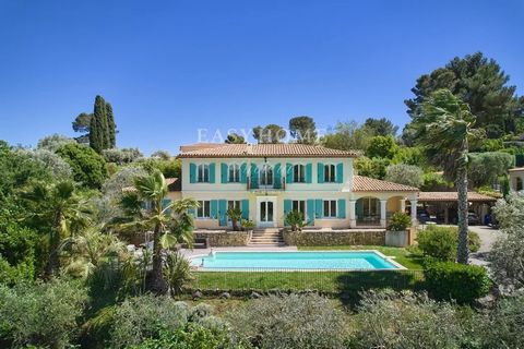 located in absolute calm, this magnificent Aix bastide, a stone's throw from the shops on pleasantly planted land with its 25 olive trees. not overlooked and in a dominant position. composed of a spacious reception area, equipped kitchen with its ter...