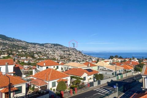 L'appartamento è composto da due camere da letto (una suite), due bagni, soggiorno, cucina e balcone con vista mare. All'esterno c'è un ottimo spazio verde, con giardini e parcheggi in una gated community. Fanno parte dell'appartamento anche due parc...