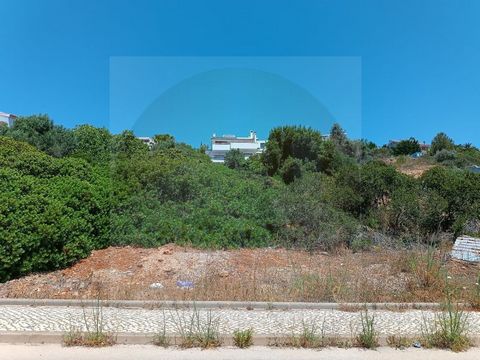 Terreno urbano de 660 m² situado cerca de la playa de Cabanas Velhas y a solo 2 minutos del pintoresco pueblo pesquero de Burgau. Este lote permite la construcción de una villa con una superficie de construcción bruta de hasta 220 m², distribuida en ...