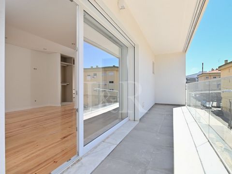 Appartement en duplex de 4 pièces avec 300 m2 de surface brute de construction (ce qui inclut l'intérieur, l'extérieur, le garage et les zones de stockage), situé dans le programme immobilier São João Residences. Cet agréable appartement comprend, au...