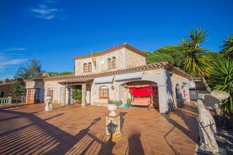 ¡Fantastica villa única en la zona, con acabados de alta cualidad. Desde el exterior es discreta, una vez entras, aparece su majestuosidad, sus buenos acabados y calidad de la construcción. Gracias a su gran terreno, ofrece mucha privacidad y tranqui...