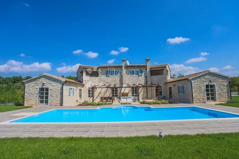 La bellissima villa in pietra rappresenta una meravigliosa combinazione di tradizione e design moderno. Situata in un luogo idilliaco in Istria, questa bellezza rustica vi delizierà con la sua decorazione e l'atmosfera rilassante. L'Istria è conosciu...