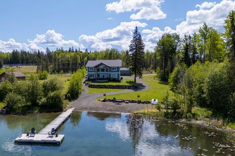 Absolut atemberaubendes 5 Jahre altes maßgeschneidertes Haus auf 4,77 Hektar am Ufer des Sheridan Lake mit Privatstrand, Dock und Bootsstart! Diese Immobilie ist innen und außen makellos mit Liebe zum Detail in jedem Aspekt, gebaut von einem sehr ren...