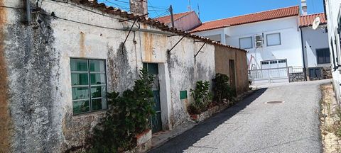 In the parish of Penha Garcia, we have available for you a house and a haystack, on the ground floor, each with 49m2 of area to rebuild to your liking. This business also has an urban lot on the same street with a total area of 42m2 and a footprint o...