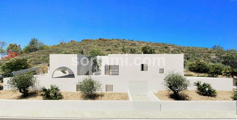 Magnificent mediterranean style villa with sea views! Located on a plot of 887 square meters, with a construction area of ??280 square meters, this detached house is located in the mountains that are north of Quarteira, offering beautiful views over ...