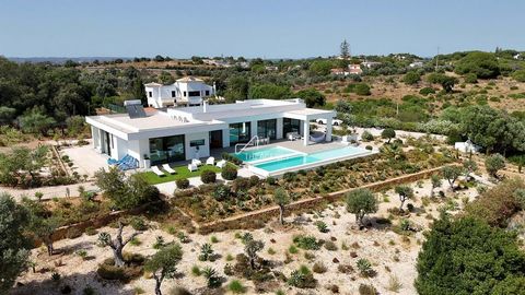 Located in Lagoa. Imagine living in a house near the most paradisiacal beaches in Europe, just 15 minutes from the most renowned restaurants, cafes, and bars in the Algarve, yet far from the noise and surrounded by nature. Come visit and discover thi...