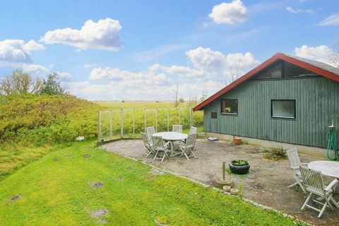 Dieses traditionelle Ferienhaus ist einzigartig gelegen, mit herrlichem Meerblick zum Kattegat, auf einem dazugehörigen 10.000 m2 großen Grundstück! Sie haben innen zwei Schlafzimmer sowie einen offenen Küchen-/Wohnbereich und ein Bad mit Dusche zur ...