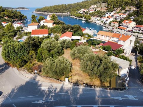 Bouwperceel op 60 m van de zee in een charmante baai aan de zuidkant van het prachtige eiland Korčula. Een rustige baai met kristalheldere zee, omgeven door verborgen baaien en stranden, biedt een perfecte oase van rust. Het grondoppervlak van 465 m²...