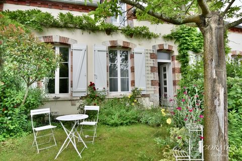 Proche de Sully sur Loire, SAINT AIGNAN LE JAILLARD, à moins de 2h de Paris, 45 minutes d'Orléans, Magnifique maison de caractère d'environ 110m2 habitables et grenier aménageable, conjugue à merveille les codes de la maison bourgeoise et de l'esprit...