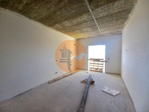 Excelente piso de 3 habitaciones con una superficie total de 155m2, garaje y trastero cerrado en construcción en el centro de Almancil. Compuesto por: - 1 amplia suite con armario empotrado y baño con plato de ducha, - 2 dormitorios con armario empot...