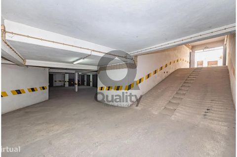 Pinhal Novo Garage Si tratta di un garage inserito in un edificio estremamente ben posizionato, nel centro della città di Pinhal Novo. Vieni a vedere il luogo dove puoi parcheggiare in sicurezza la tua auto o usarla anche per riporre alcuni effetti p...