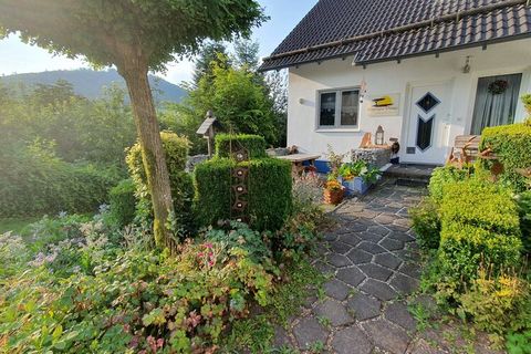 Willkommen in dieser gemütlichen Ferienwohnung im Erdgeschoss, die mit einer wunderschönen Terrasse und herrlicher Aussicht aufwartet. Die Wohnung strahlt eine warme und einladende Atmosphäre aus, ideal für einen entspannten Urlaub. Ihre freundlichen...