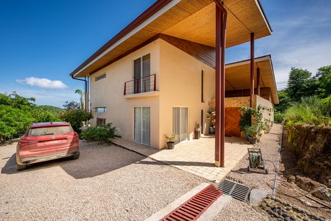 Descubra um verdadeiro oásis de paz com esta magnífica casa com vista para o mar, concluída em fevereiro de 2024. Situada no coração da selva, esta propriedade única oferece luxo e conforto incomparáveis. Características principais: Propriedade expan...