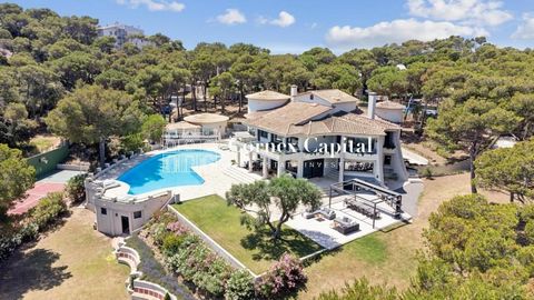 Gelegen in een van de meest exclusieve en prestigieuze gebieden van de Costa Brava, in de stad Llafranc, belooft deze unieke luxe villa een ongeëvenaarde woonervaring. Gelegen op een ruim perceel van meer dan 7.000 m², biedt het huis uitzonderlijke p...