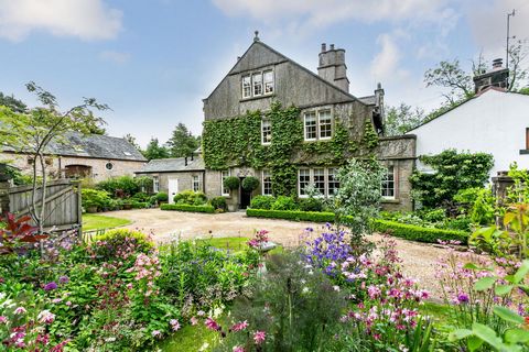 Substantial, soulful and packed full of period features Newland House has been created from a wing of Newland Hall and offers an enticing slice of country house grandeur. The welcome is warm, the proportions are excellent and the characterful feature...