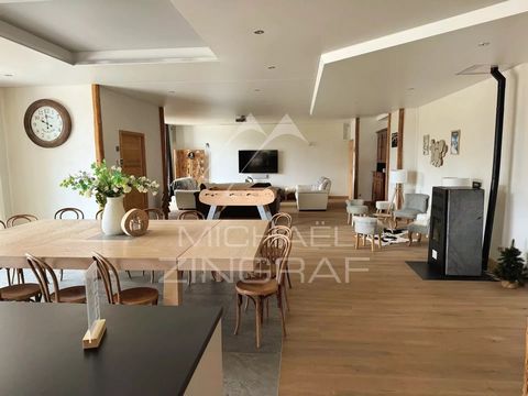 Michaël Zingraf Real Estate Megève offers you this beautiful duplex-apartment of 260.26 Sqm (Carrez law), which will delight mountain lovers in summer and winter alike. Ideally located in the charming resort of Les Saisies, in the heart of the 