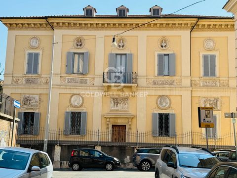 Piazza Dante, in a side street of via Merulana and precisely in via Aleardo Aleardi with independent entrance from the street, we offer for sale a premises for warehouse use, cadastral category C2. The place needs to be completely renovated. The ceil...