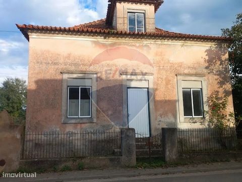 Villa de estilo señorial para restaurar , con mucho potencial tanto para vivienda propia como para hospitalidad. Consta de 7 dormitorios, 2 baños, 2 cocinas, 2 salones y una gran buhardilla, distribuida en planta baja y primera planta. Varios anexos ...