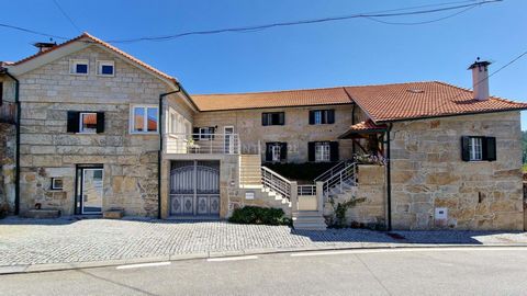 Maison en pierre de 7 chambres, entièrement récupérée, située dans la paroisse de Cavernães, à proximité de la ville de Viseu et du village de Sátão. La maison a été récupérée en conservant l’architecture et le design anciens, en prenant soin de séle...