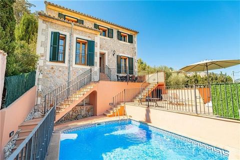 Villa with swimming pool on a plot of approximately 500m2 with excellent views of the Serra de Tramuntana. This house has an area of about 260m2 approx. and consists of a spacious living room of approx. 50m2 plus another living room of approx. 30m2, ...