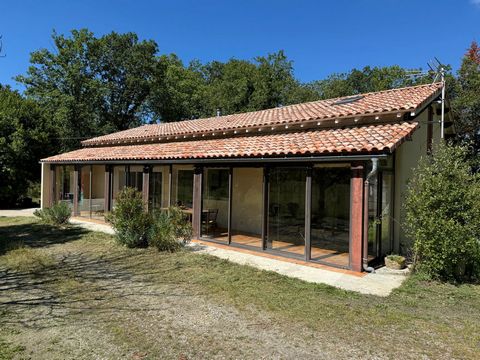 Summary Nestling in the hills above Gaillac, this single-storey house (140 m2) built in 1979 is an invitation to get away from it all and enjoy the peace and quiet. It comprises a spacious living room opening onto the veranda, a kitchen with a pantry...